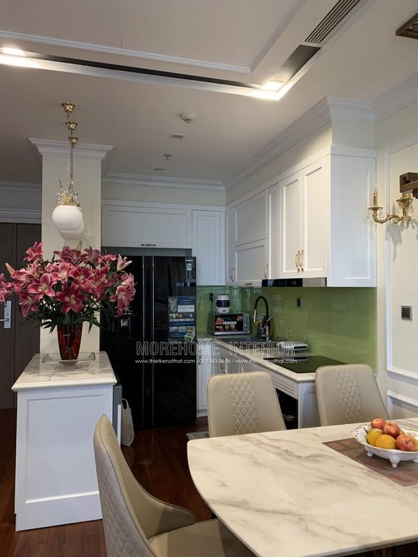 Tủ bếp chữ L gỗ tự nhiên được phun sơn Alkana - Indonesia cao cấp đã được thi công và sản phẩm tại chung cư Vinhomes Nguyễn Chí Thanh, Đống Đa, Hà Nội.